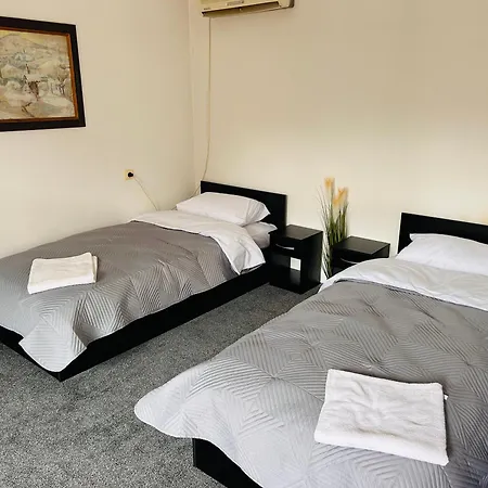 запад Motel *